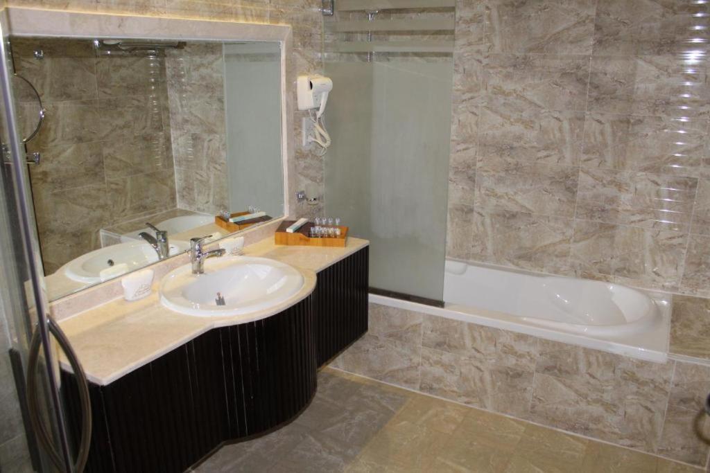 Al Salam Grand Hotel Al Buraimi Exterior photo